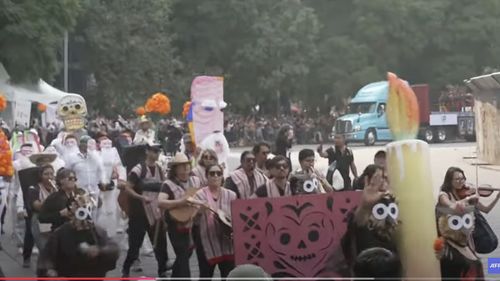 Mexicul marchează Ziua Morţilor cu o paradă urmărită de peste 1 milion de persoane