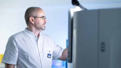 Premieră în România. MedLife aduce cea mai avansată tehnologie de secvențiere și pregătește un program amplu de testare genetică: “Începând cu luna octombrie, pe teritoriul României se va putea realiza secvențierea întregului genom uman la scară largă”