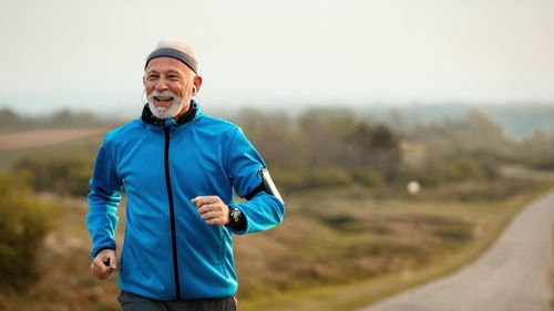 Rutina zilnică pentru o viață sănătoasă a „părintelui medicinei funcționale”, acum în vârstă de 79 de ani: legume colorate, alergare-mers și altele