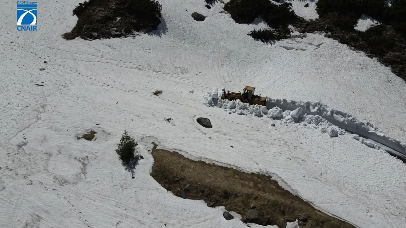 VIDEO A început deszăpezirea Transfăgărăşanului. Imagini spectaculoase cu cel mai frumos drum din România