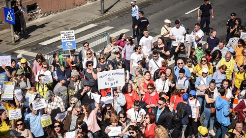 Profesorii sibieni au cântat „O lume minunată!” la cel mai mare protest organizat vreodată de ei, ironici la adresa lui Iohannis / „Nu cedăm!”