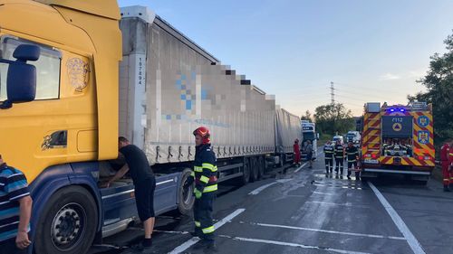 Trafic blocat în județul Mureș, pe DN13, după o ciocnire în lanț între trei autocamioane şi un autoturism