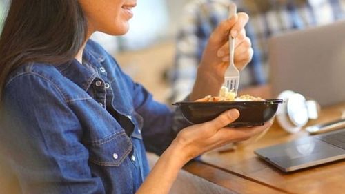VIDEO | Doar 1 din 10 angajați români ia prânzul la restaurant / „Este nevoie de o schimbare de mentalitate”