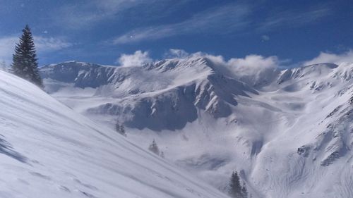 Risc mare de avalanşă în Munţii Făgăraş / Nivelul a fost ridicat la 4 din 5 / La Bâlea Lac stratul de zăpadă este de aproape 3 metri