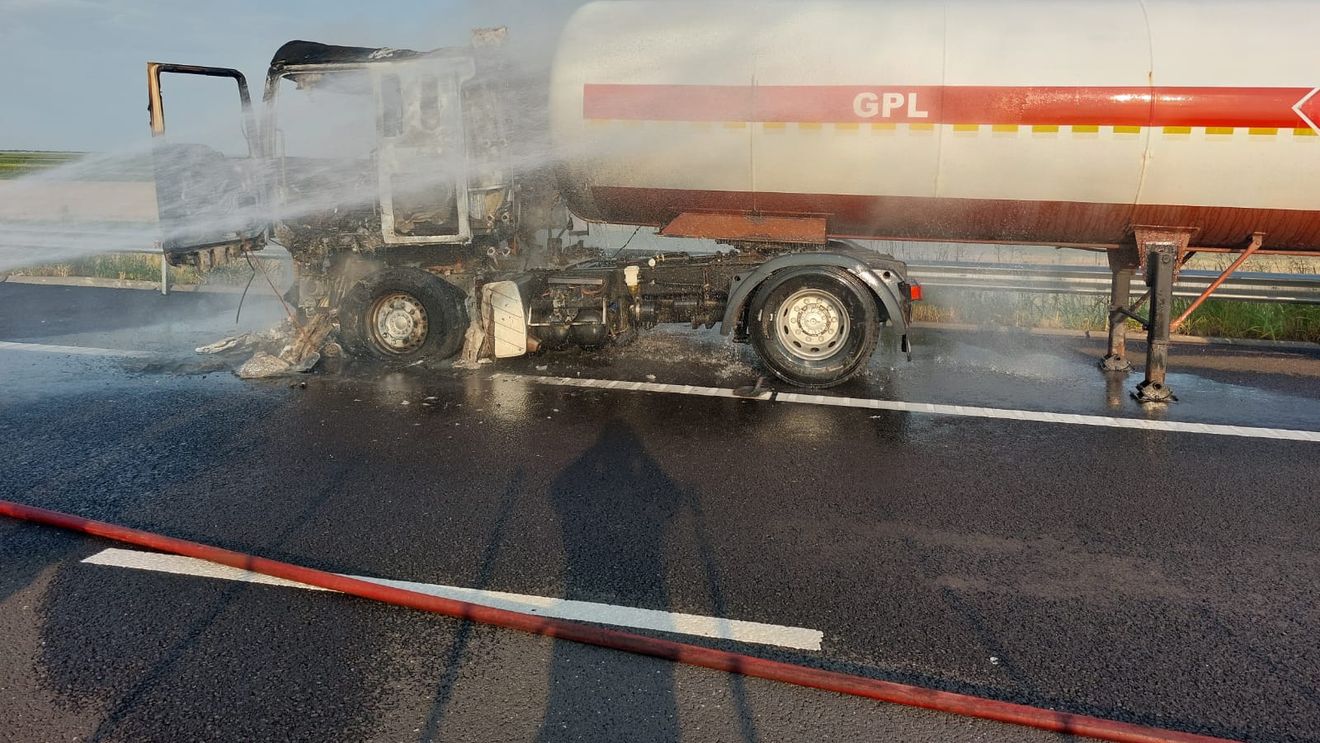 Cisternă încărcată cu acid sulfuric, răsturnată pe DN 1, în judeţul Braşov / Traficul deviat pe rute ocolitoare