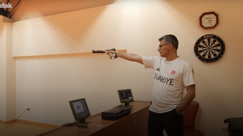 Turcul Yusuf Dikeç, care a impresionat în concursul de tir de la JO, a depus o cerere pentru a proteja utilizarea comercială a posturii care l-a făcut celebru