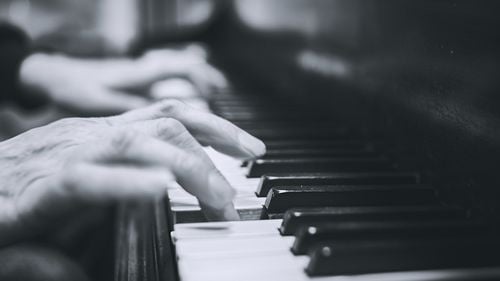 VIDEO Record mondial neoficial: Un pianist român lovește clapele unui pian de 500 de ori în 30 de secunde