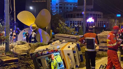Patru persoane au fost rănite în Constanța după ce ambulanţa în care se aflau s-a răsturnat într-un șanț de pe marginea unui bulevard aflat în reabilitare