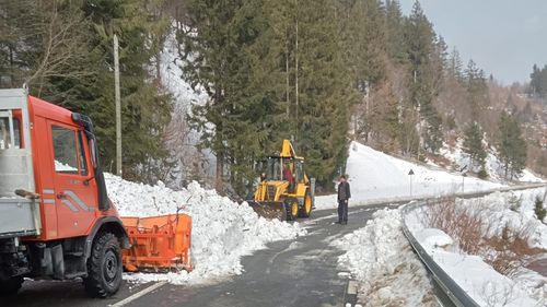 Avalanșă pe un drum comunal din Bistriția / Se acționează pentru deblocarea căii de acces