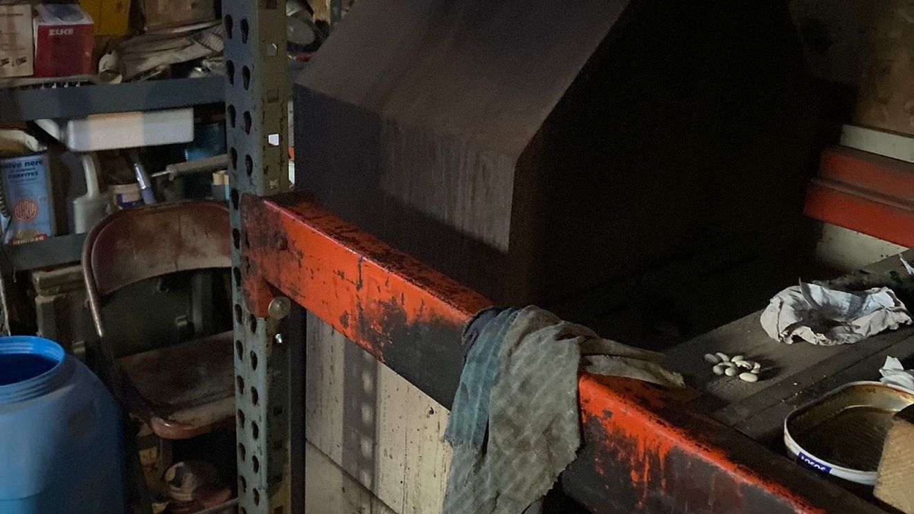 FOTO Cazul șocant al femeii ținute în buncăr de tatăl său, în Prahova: bărbatul se lăuda cu construcția din spatele casei și spunea că fiica lui e în Canada / Femeia era sechestrată în încăperea cu gratii unde avea și toaleta și plita de gătit