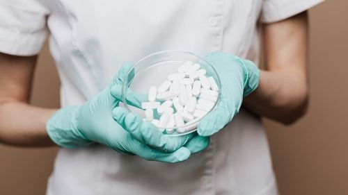 Primele medicamente dezvoltate integral de inteligența artificială ar putea ajunge pe piață până în 2030