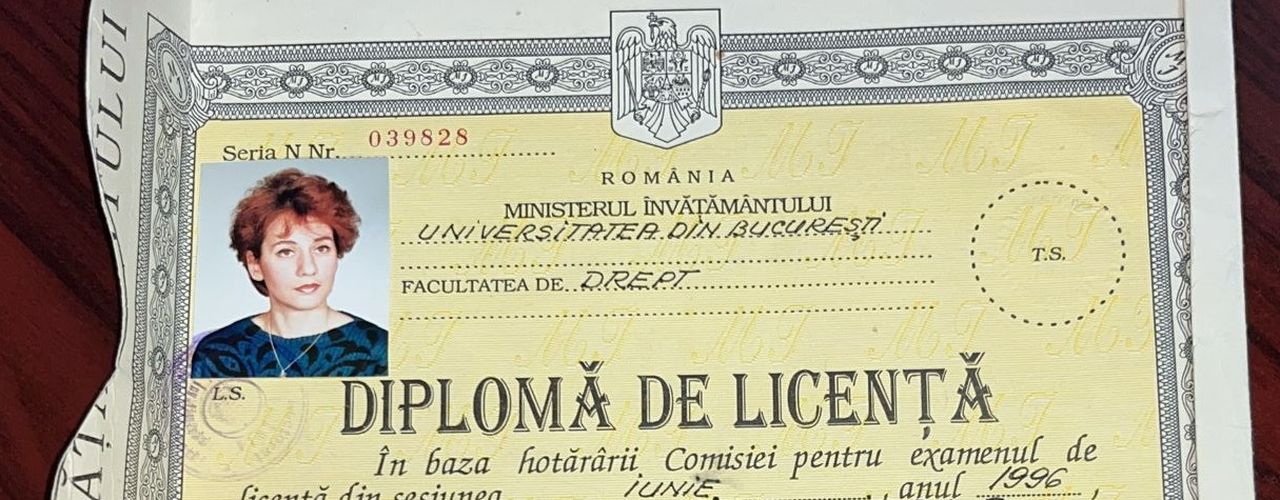 Purtătoarea de cuvânt a Guvernului își publică diploma de licență obținută la Universitatea București, după ce a urmat cursurile unei facultăți private