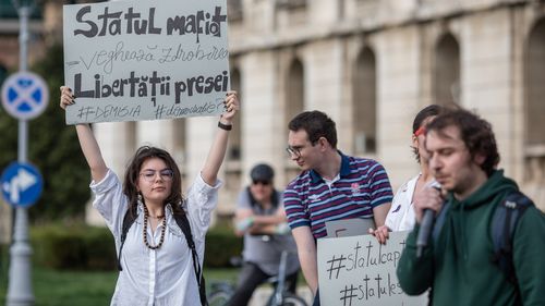 Fotoreportaj. Protest de susținere a jurnalistei Emilia Șercan: ”Presă cu pumnul în gură = drumul spre dictatură”