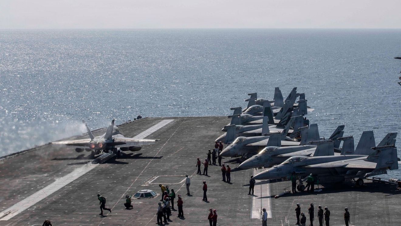 Americanii dezmint că portavionul USS Abraham Lincoln a fost atins de drone iraniene