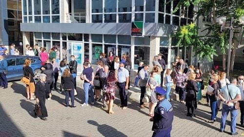 UPDATE: Protest al angajaţilor Primăriei Focşani, nemulţumiţi că nu şi-au primit salariile după ce Ministerul Finanțelor a invalidat bugetul municipiului. Ministerul anunță că nu a primit documentele de plată