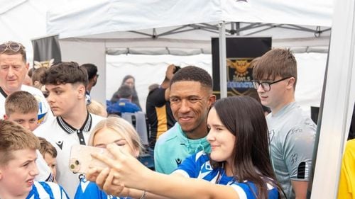 Doar cu tricouri originale la stadion: Clubul Sheffield Wednesday le interzice suporterilor să vină cu echipament contrafăcut