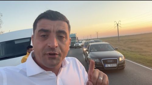 George Simion a însoțit un transport de ajutoare în judeţul Galaţi: Am ajuns aproape de localitatea Pechea. Uitaţi cât de mare este coloana