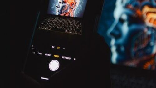 Este OK ca AI-ul să scrie lucrări științifice? Un sondaj Nature arată că lumea academică e profund divizată