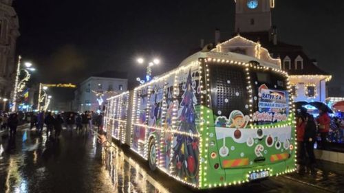 Sărbătorile vin la Brașov și cu autobuzul / O călătorie cu "Autobuzul lui Moș Crăciun" durează 150 de minute / E gratuit pentru copii și însoțitorii lor