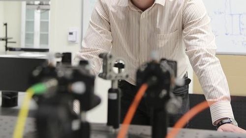 Andrei Faraon, profesor de fizică la Caltech, în conferințele “Știința pe înțelesul tuturor” organizate de Universitatea din București