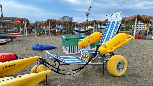 VIDEO REPORTAJ Patru plaje din România au scaune flotabile pentru persoane cu dizabilități/ Prin comparație, grecii amenajează sute de rampe mecanice de acces la apă