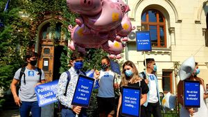 VIDEO Protest cu porci “zburători” la Ministerul Educației, față de lipsa tabletelor promise în școli: Toate măsurile au avut un puternic iz electoral / E o pasare a responsabilității de la o instituție la alta