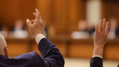 Deputat USR: Toţi parlamentarii noștri, senatori şi deputaţi, votează în plenul Parlamentului demiterea lui Klaus Iohannis.  Problema este că, pentru a-l demite, trebuie mult mai multe voturi decât semnături şi diferenţa asta deocamdată nu există