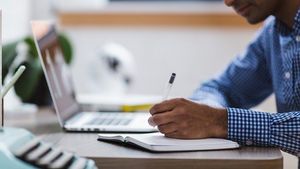 Discrepanța dintre pregătirea pentru online a profesorilor români și practica de la clasă, oglindită în raportul OECD privind folosirea tehnologiilor în criza COVID-19: pregătire profesională moderată în IT&C, școala cu rol de frână