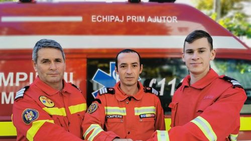 Copil de trei ani şi jumătate, care a leşinat în maşina părinţilor, salvat de paramedicii SMURD care transferau un pacient de la un spital la altul. Părinții erau în vizită în Botoșani și nu știau cum să ajungă la spital