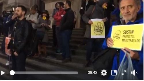 Protest pe treptele Palatului de Justiție. Zeci de persoane au manifestat împotriva OUG 7 în semn de susținere față de magistrați. Printre protestatari, și cele două femei care au reușit să demareze construirea primului spital oncologic pediatric