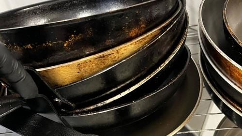 Amenzi de aproape 1,2 milioane de lei date de ANPC în urma controalelor de pe Valea Prahovei: Produse expirate, bucătării cu gândaci şi cu ustensile murdare, saltele pătate