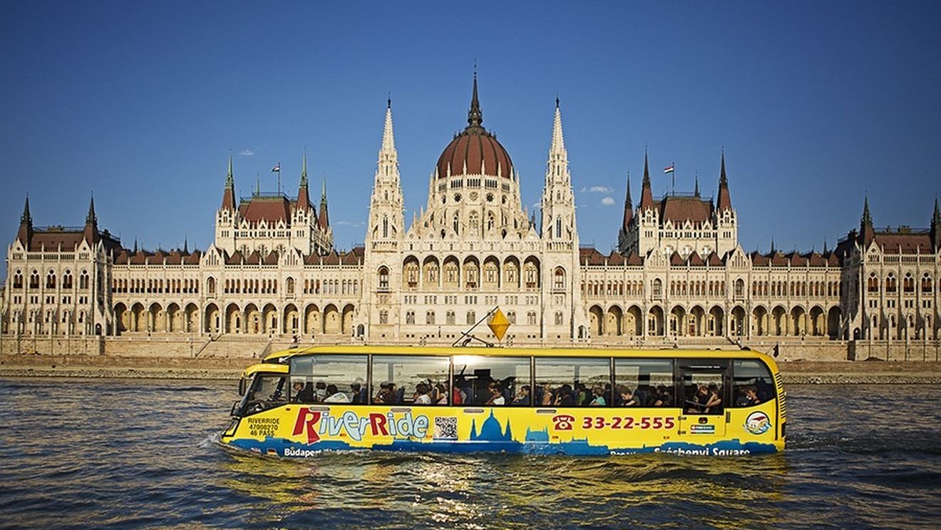 FOTO Am putea traversa la bulgari cu un autobuz plutitor: Consiliul Județean Călărași a primit o singură ofertă, din Ungaria, pentru un ”vehicul amfibiu”/ Cum ar putea arăta autobuzul