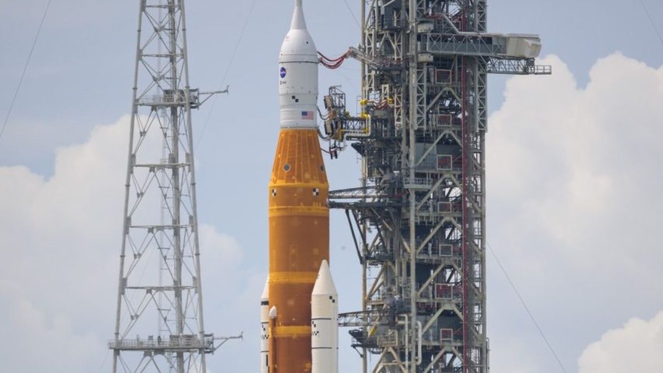 Lansarea mega-rachetei SLS, pe care NASA o va trimite spre Lună, amenințată de o furtună