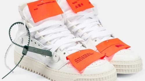 „Mini-cărțile” de pe adidașii elevei care a dat BAC-ul în șosete sunt elemente de brand ale încălțărilor - Euronews