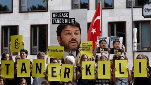 Patru activişti Amnesty Internaţional au fost găsiţi vinovaţi de ”terorism” şi condamnaţi în Turcia