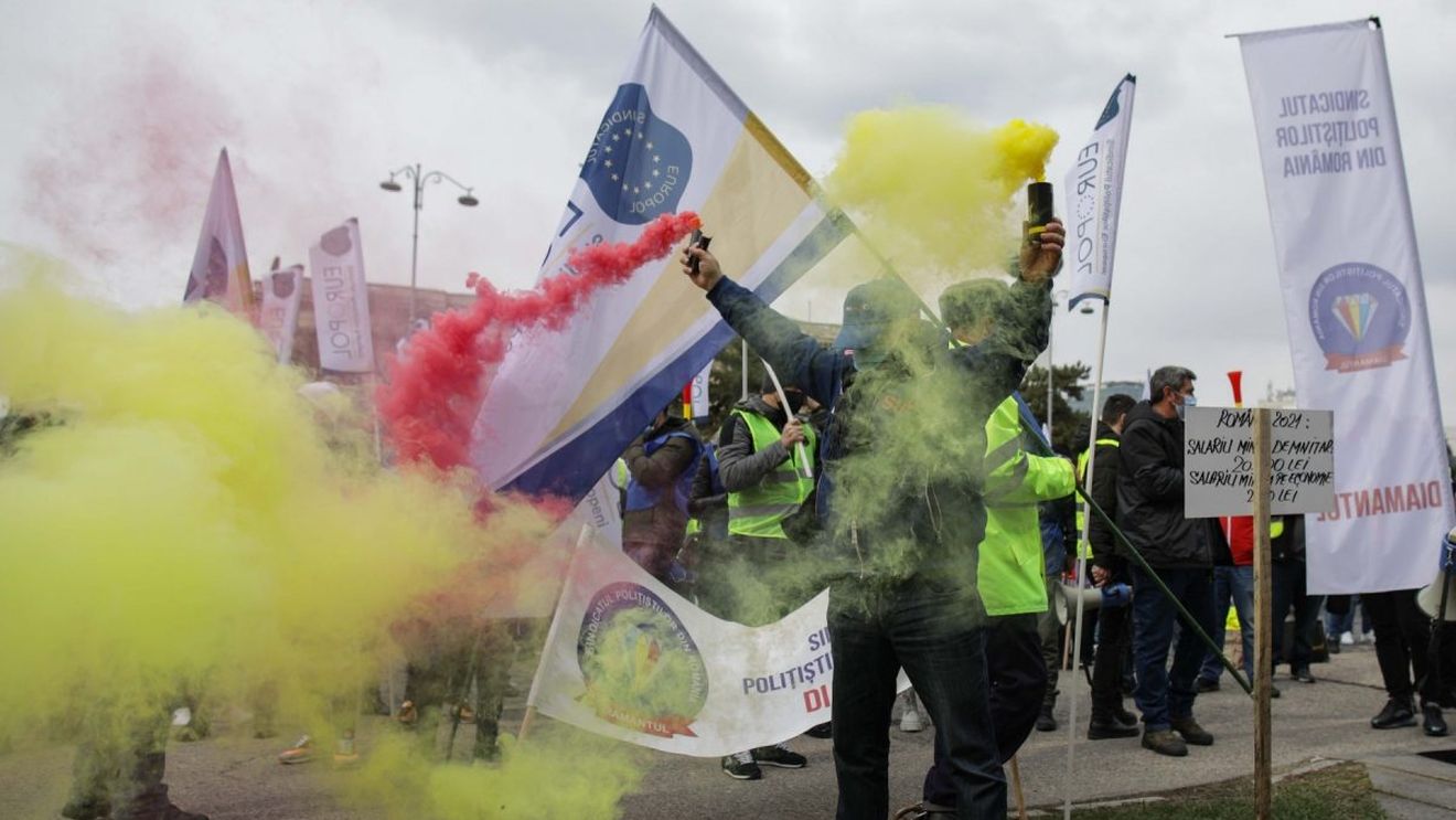 Poliţiştii protestează în Piaţa Victoriei de Ziua Poliției Române: "Subfinanţarea Poliţiei ucide. Cerem dotarea cu echipamente adecvate misiunilor încredinţate"