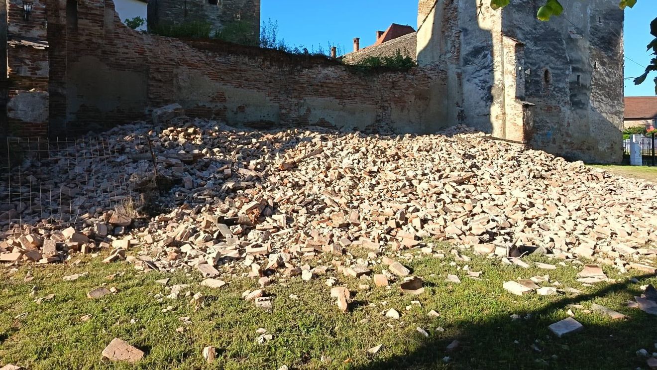 FOTOGALERIE O porțiune a zidului Bisericii Fortificate din Moșna, monument istoric, s-a prăbuşit