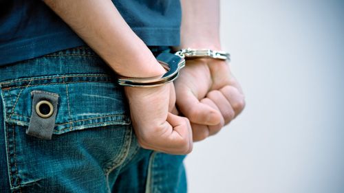 Tânăr reținut de polițiști după ce a postat un mesaj cu tentă fascistă, legionară și rasistă pe o rețea de socializare