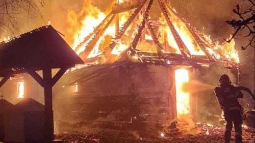 Incendiu la biserica din incinta Muzeului Satului Bănăţean - Timişoara / Focul a ajuns la troiţa din apropiere / Pompierii încearcă să limiteze flăcările
