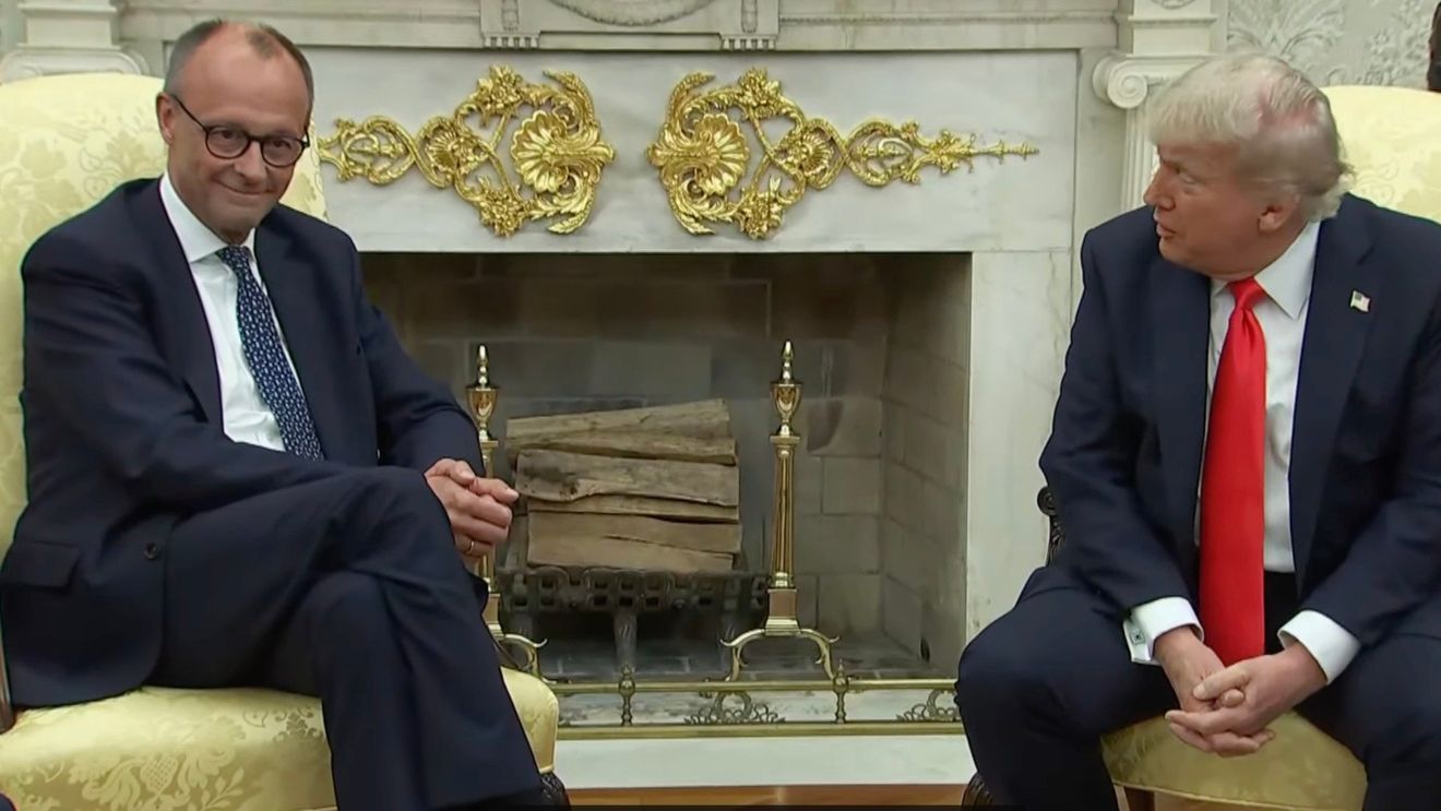 Întâlnire cordială între Merz şi Trump, în pofida unor divergenţe privind Ucraina / Merz i-a oferit un exemplar înrămat al certificatului de naştere al bunicului său, Frederick Trump, născut în Germania în 1869