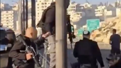 Trei teroriști palestinieni au deschis focul pe o autostradă din Israel, o persoană a fost ucisă și alte opt rănite