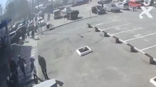 VIDEO Momentul în care o rachetă rusească lovește civili ucraineni la un centru de distribuire a ajutoarelor umanitare