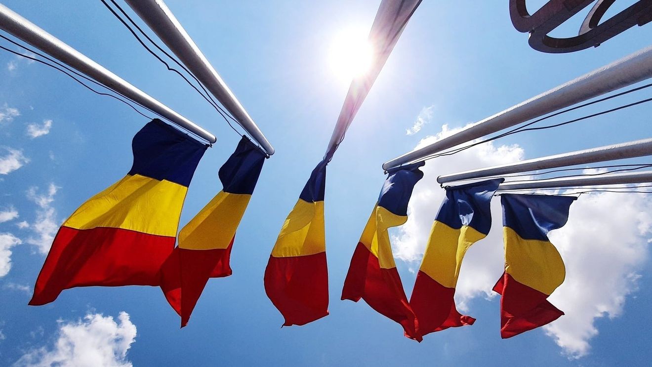 Iohannis a promulgat legea lui Ciucă: amenzi drastice pentru cei care adaugă pe drapelul României inscripții și simboluri care nu sunt prevăzute de lege