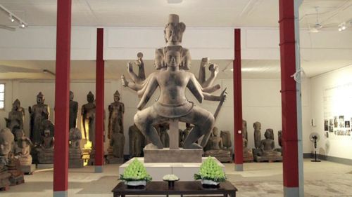 O statuie a zeului hindus Shiva a fost restaurată, după ce a fost spartă în 10.000 de fragmente / Sculptura este înaltă de cinci metri și cântărește șapte tone