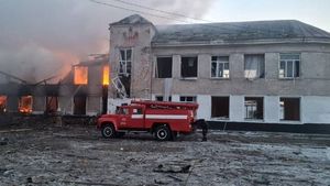 Ucrainenii acuză rușii că au bombardat o școală din Marefa: 21 de morți, 25 de răniți