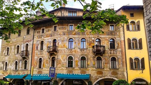 O familie de români cu trei copii mici a ajuns în stradă, în Italia / Nimeni nu vrea să le închirieze un apartament / ”Să apari cu trei copii nu este o carte de vizită bună” / Primarul i-a cazat la un hotel și caută o soluție