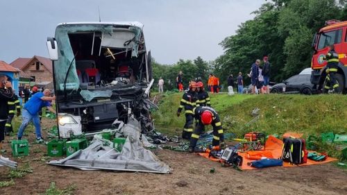 UPDATE Plan roșu de intervenție activat în Sibiu, după un accident între un autocar și un camion / Elicopter SMURD ajuns la fața locului / Trei persoane au fost duse la spital / Șoferul autocarului, în stare gravă