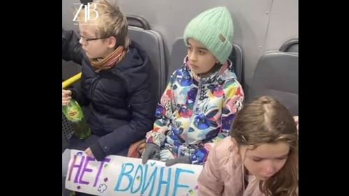 VIDEO Imagini dramatice din Moscova, unde mai mulți copii își așteaptă plângând părinții ridicați de poliție pentru că au arborat bannere anti-război