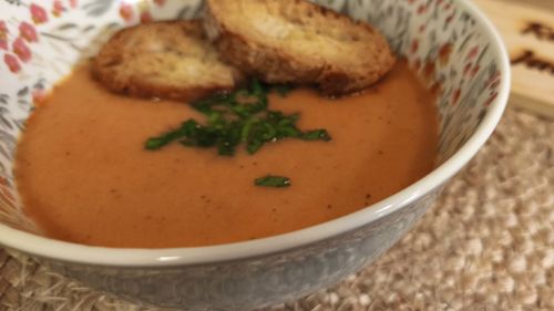 Supă cremă de cartof dulce, ardei copt și pui/ O rețetă reconfortantă, ideală pentru sezonul rece/ Dacă înlocuiești supa de pui cu una de legume obții o versiune vegană la fel de gustoasă