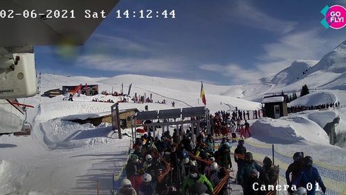 Mii de turişti în staţiunile de pe Valea Prahovei. La telegondele s-au format cozi de zeci de metri